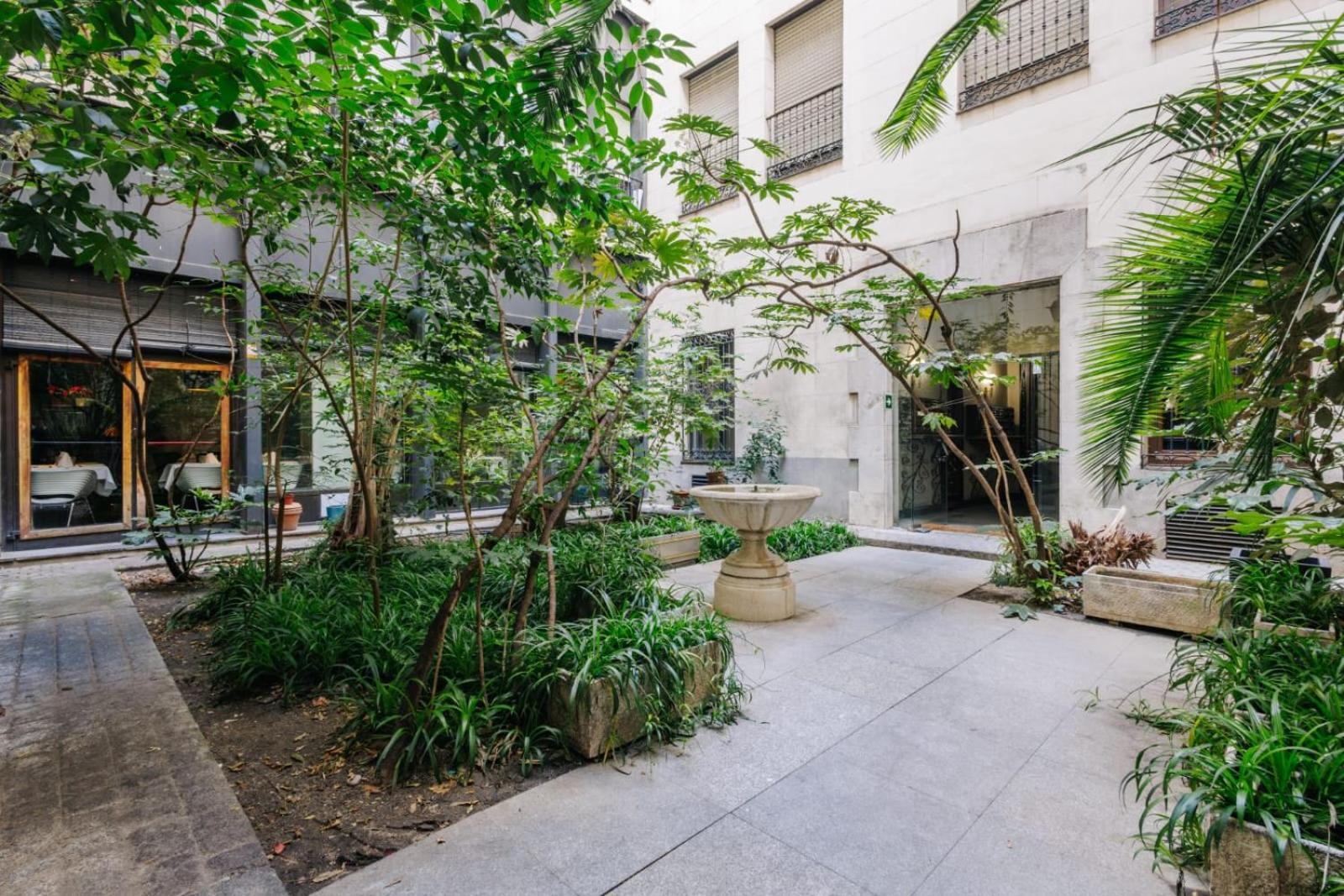 Stunning Apartment Near Gran Via Metro, Madrid